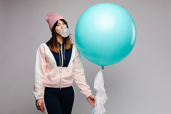 포토 JPG 해외이미지 백인 모델 라이프스타일 응시 여자 행복 백그라운드 모션 갈색머리 실내 한명 웃음 성인 가로 컬러풀 뷰티 유행 점프 봄 거품 회색 표현 신선 자신감 화려 큼 날씬함 고립 심각 잇몸 스타일 해외202309 해외포토 서양인 1 헤어스타일 시선 계절 감정 컬러 컨셉 신체 표정 사람 내부 생활 크기 몸매 파일형식