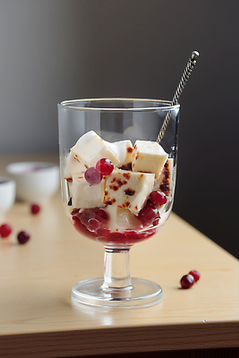 포토 JPG 해외이미지 전통 음식 빵 디저트 치즈 핀란드 요리 사람없음 흰색 신선 달콤 맛 아침식사 잼 굽기 크랜베리 맛있는 해외202309 해외포토 열매 컬러 컨셉 유제품 북유럽 식사 소스_음식 구이 파일형식