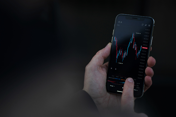 포토 JPG 해외이미지 손 남자 선 백그라운드 돈 인터넷 비즈니스 통계 그래프 사람 사람없음 금융 스마트폰 핸드폰 디지털 스크린 자료 터치 잡기 비즈니스맨 뉴스 시장 주식 위험 가격 상인 중개인 분석 확인 속도 무역 외화 투자 인덱스 온라인 투자자 생존 해외202309 해외포토 직업 산업 컨셉 모션 신체부위 경제 전자제품 스마트기기 직장인 재산 파일형식