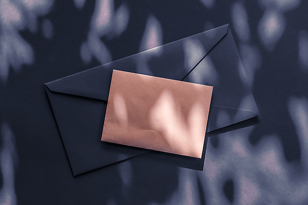 포토 JPG 해외이미지 종이 편지봉투 그림자 사람없음 햇빛 그늘 남색 감성 카피스페이스 해외202309 해외포토 컬러 컨셉 봉투 태양 공백 편지 파일형식