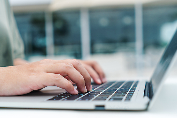 포토 JPG 해외이미지 1 라이프스타일 손 남자 행복 컨셉 셔츠 인터넷 비즈니스 통신 모바일 실내 미소 사람 앉기 사람없음 노트북 스마트폰 핸드폰 컴퓨터 독서 알약 디지털 터치 업무 네트워크 닫기 계획 연결 무선전화기 스마트 집중 보고서 온라인 소셜 해외202309 해외포토 감정 상의 모션 표정 내부 생활 신체부위 전자제품 스마트기기 약 작업 전화기 파일형식