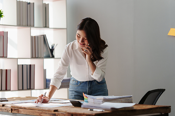 포토 JPG 해외이미지 직업 백그라운드 컨셉 돈 회사 비즈니스 성공 그래프 설계 한명 사람 금융 경제 컴퓨터 사무실 디지털 성장 업무 작업 비즈니스맨 시장 계획 주식 분석 보고서 경영자 문서 투자 이익 회계 경영 계좌 마케팅 자금 해외202309 해외포토 1 남자 전자제품 직장인 재산 리더 파일형식
