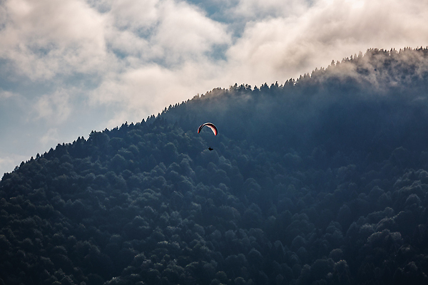 포토 JPG 해외이미지 공원 호수 스포츠 여행 포즈 자연 하늘 휴가 산 파노라마 사람없음 야외 물 평화 마을 환경 침묵 자유 비행 숲 그네 낙하산 칠면조 내추럴 글라이더 해외202309 해외포토 자연요소 공공시설 컨셉 조류 촬영기법 소리 생태계 파일형식