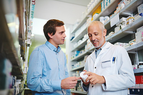 포토 JPG 해외이미지 노년 남자 실내 설명 들기 상반신 성인 두명 앞모습 옆모습 의료진 약병 약국 판매대 진열장 약사 남자만 해외202309 해외포토 직업 뷰포인트 의학 모션 사람 내부 약 병_담는 파일형식