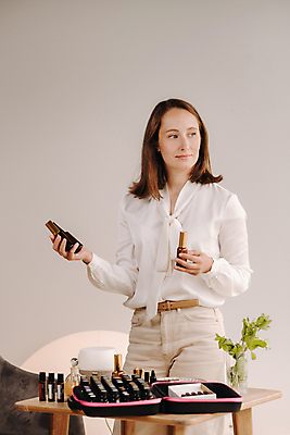 포토 JPG 해외이미지 응시 여자 한명 들기 상반신 성인 화장품 오일 아로마테라피 테라피 치료사 성인여자한명만 해외202309 해외포토 직업 1 시선 음식 모션 사람 뷰티 여자한명만 성인여자만 파일형식