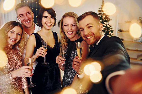 포토 JPG 해외이미지 서양인 원피스 여자 남자 실내 들기 정장 여러명 상반신 성인 앞모습 옆모습 파티 샴페인 셀프카메라 보케 연말 성인만 해외202309 해외포토 외국인 옷 뷰포인트 다수 모션 주류 사람 이벤트 내부 사진촬영 파일형식