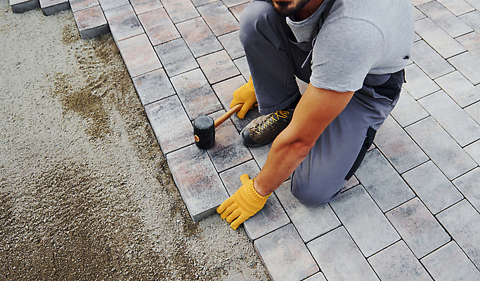 포토 JPG 해외이미지 남자 건축 바닥 작업복 공사 한명 성인 옆모습 건설현장 하반신 작업 보행로 망치 무릎꿇기 망치질 화강암 성인남자한명만 건설근로자 해외202309 해외포토 직업 1 옷 길 뷰포인트 모션 건설업 사람 암석 공구 남자한명만 성인남자만 파일형식