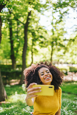 포토 JPG 해외이미지 1 라이프스타일 여자 얼굴 여행 흑인 모바일 한명 사람 20대 야외 세로 스마트폰 노란색 카메라 셀프카메라 카피스페이스 해외202309 해외포토 서양인 컬러 청년 생활 신체부위 전자제품 핸드폰 스마트기기 사진촬영 공백 파일형식