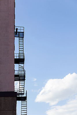 포토 JPG 해외이미지 구름 디자인 외관 벽 백그라운드 패턴 비즈니스 건축양식 사다리 창문 하늘 불 추상 벽돌 출입구 새로움 거리 주택 돌담 사람없음 건물 세로 파란색 도시풍경 계단 탑 금속 검은색 발코니 흰색 도시 탈출 철 뉴욕 보안 단계 깨짐 옛날 카피스페이스 해외202309 해외포토 자연요소 건축물 건축 컬러 컨셉 무늬 재질 안전 풍경 담장 미국 공백 돌_바위 도구 파일형식