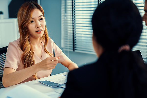 포토 JPG 해외이미지 여자 직장 실내 들기 앉기 동양인 정장 상반신 성인 두명 앞모습 뒷모습 펜 업무 비즈니스우먼 면접 고용 성인여자만 해외202309 해외포토 옷 뷰포인트 회사 비즈니스 모션 사람 인종 내부 필기구 구직 작업 직장인 채용 여자만 성인만 파일형식