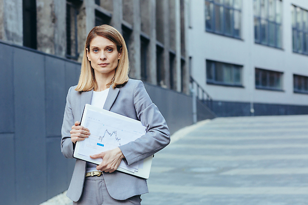 포토 JPG 해외이미지 백인 직업 응시 여자 회사 비즈니스 CEO 사업가 성공 종류 한명 서기 사람 정장 금융 금발 사무실 업무 비즈니스우먼 자신감 중앙 상담원 종업원 중개인 직원 경영자 리더 투자 변호사 경영 관리자 선견지명 진짜 획기적 해외202309 해외포토 서양인 1 헤어스타일 시선 옷 감정 컨셉 모션 경제 작업 직장인 사무원 파일형식