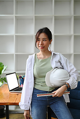 포토 JPG 해외이미지 여자 자 한명 들기 상반신 성인 앞모습 노트북 기댐 안전모 책상 성인여자한명만 인테리어디자이너 해외202309 해외포토 직업 1 뷰포인트 가구 모션 문구용품 사람 전자제품 헬멧 안전장비 여자한명만 성인여자만 파일형식