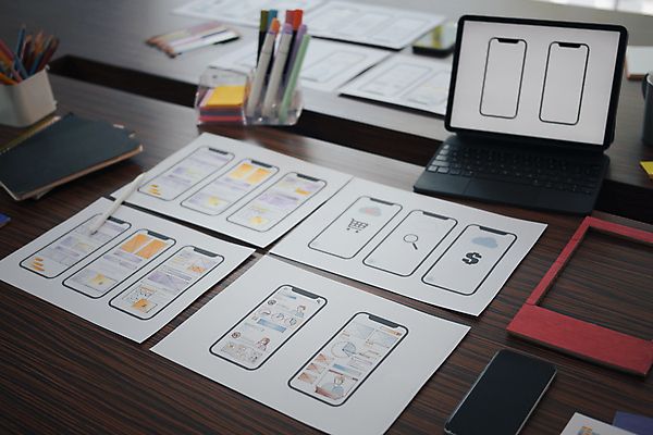 포토 JPG 해외이미지 디자인 종이 비즈니스 설계 사람없음 스마트폰 태블릿 계획 디자이너 책상 UI 해외202309 해외포토 직업 가구 컨셉 전자제품 핸드폰 스마트기기 파일형식