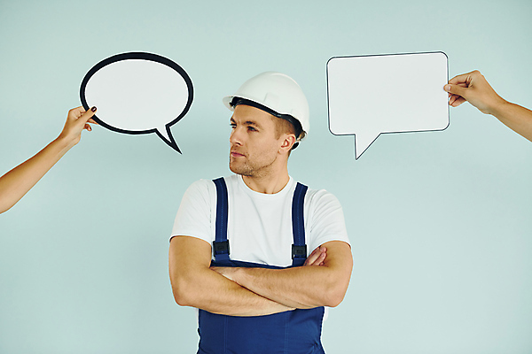 포토 JPG 해외이미지 서양인 손 남자 말풍선 한명 들기 상반신 성인 앞모습 신체부위 팔짱 팻말 안전모 성인남자한명만 카피스페이스 해외202309 해외포토 외국인 1 뷰포인트 모션 프레임 사람 공백 헬멧 안전장비 남자한명만 성인남자만 파일형식