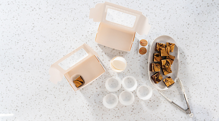 포토 JPG 해외이미지 접시 종이 음식 조각 스티커 가방 포장 디저트 사탕 선물 요리 사람없음 선물상자 과자 초콜릿 흰색 달콤 준비 슬라이스 만들기 머리위 부드러움 레시피 패키지 플랫레이 해외202309 해외포토 식기 잡화 컬러 모션 상자 감각 플랫 맛 파일형식