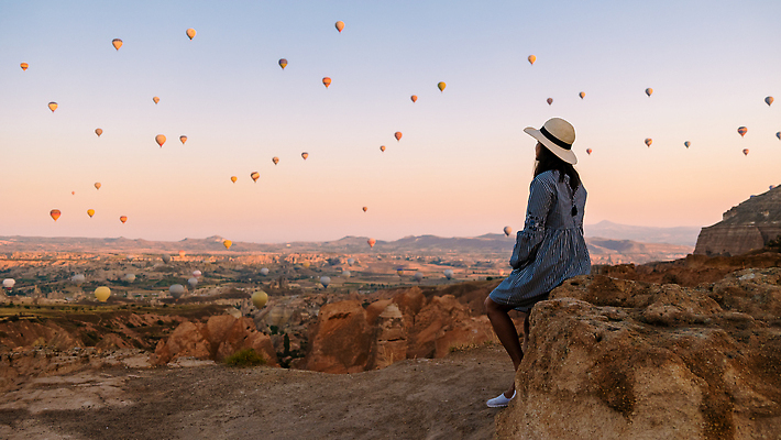 포토 JPG 해외이미지 주간 여자 행복 여행 하늘 휴가 산 카파도키아 한명 서기 앉기 성인 야외 관광지 여행객 일출 자유 열기구 기암괴석 언덕 성인여자한명만 해외202309 해외포토 자연요소 1 감정 컨셉 항공교통 모션 사람 노을 바위_돌 여자한명만 성인여자만 파일형식 튀르키예
