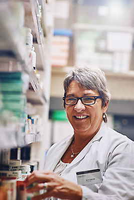 포토 JPG 해외이미지 여자 중년 실내 한명 상반신 앞모습 전시 의료진 약국 판매대 진열장 약사 중년여자한명만 안경낌 해외202309 해외포토 직업 1 안경 뷰포인트 의학 사람 성인 내부 여자한명만 중년여자만 파일형식