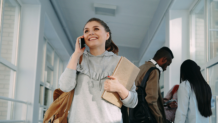포토 JPG 해외이미지 백인 학생 여자 교육 남자 행복 흑인 백그라운드 통신 학교 실내 대화 서기 여러명 책 스마트폰 학습 스터디 흰색 잡기 복도 스마트 교과서 대학교 긍정 다민족 지능 고등교육 해외202309 해외포토 서양인 감정 컬러 다수 컨셉 모션 교재 말하기 사람 내부 핸드폰 스마트기기 파일형식