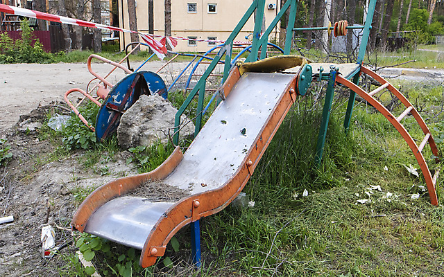 포토 JPG 해외이미지 어린이 백그라운드 창문 불 주택 사람없음 건물 대립 손상 죽음 도시 파편 미끄럼틀 놀이터 폭격 공격 폭발 그네 군용 전쟁 슛 육군 대포 깨짐 안뜰 우크라이나 적 파멸 해외202309 해외포토 자연요소 건축물 유럽 무기 컨셉 모션 놀이 군대 사람 놀이기구 파일형식 소멸