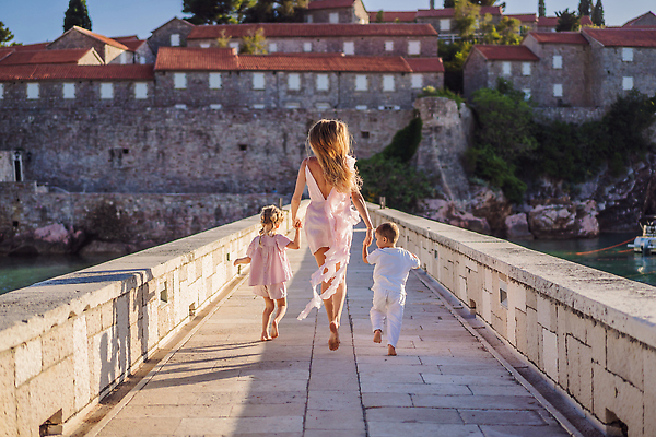 포토 JPG 해외이미지 전신 여자 남자 행복 여행 모녀 소년 성인 야외 건물 뒷모습 세명 걷기 손잡기 산책 몬테네그로 스베티스테판 해외202309 해외포토 건축물 딸 감정 어린이 뷰포인트 가족 모션 엄마 휴식 사람 파일형식