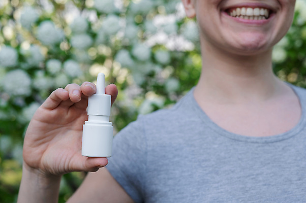 포토 JPG 해외이미지 여자 꽃 잎 한명 들기 상반신 성인 야외 약 나뭇가지 비염 성인여자한명만 해외202309 해외포토 나무 식물 1 의학 모션 사람 여자한명만 성인여자만 파일형식