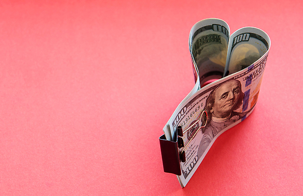 포토 JPG 해외이미지 모양 종이 컬러 백그라운드 컨셉 지폐 돈 비즈니스 성공 아이디어 발렌타인데이 선물 사랑 사람없음 초록색 금융 세일 우주 달러 미국 저축 흰색 재산 닫기 심볼 오브젝트 사인 서식 상업 계산서 고립 해외202309 해외포토 감정 북아메리카 모션 데이이벤트 경제 파일형식