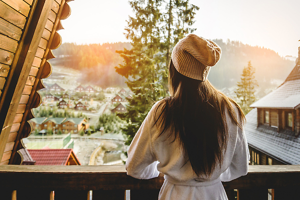 포토 JPG 해외이미지 주간 백인 응시 여자 겨울 아침 휴식 한명 상반신 성인 야외 뒷모습 울타리 산장 성인여자한명만 해외202309 해외포토 자연요소 서양인 1 시선 계절 뷰포인트 컨셉 사람 담장 여자한명만 성인여자만 파일형식