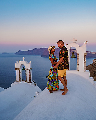 포토 JPG 해외이미지 전신 부부 여자 남자 바다 여행 십자가 하늘 지붕 함께함 사랑 성인 두명 건물 옆모습 교회 마주보기 마을 신혼여행 종 산토리니 성인만 해외202309 해외포토 건축물 커플 감정 뷰포인트 결혼 컨셉 종교건축 모션 사람 그리스 파일형식