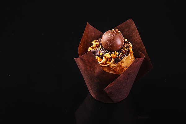 포토 JPG 해외이미지 접시 음식 다이어트 디저트 사람없음 장식 컵 갈색 파티 케이크 초콜릿 얼음 어둠 빵집 소용돌이 대접 신선 달콤 맛 유혹 설탕 컵케이크 굽기 먹기 크림 땅콩 머핀 칼로리 버터 토막 반투명 페스츄리 해로움 핸드메이드 캐러멜 카피스페이스 프로스팅 맛있는 버터크림 해외202309 해외포토 자연요소 식기 빵 컬러 컨셉 모션 건강 이벤트 상점 공백 견과류 회오리 구이 제빵 파일형식