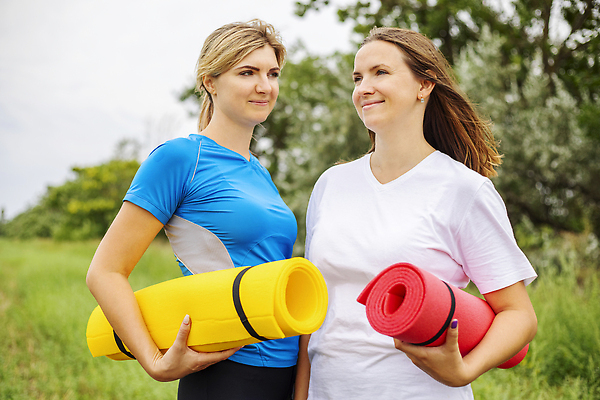 포토 JPG 해외이미지 백인 라이프스타일 공원 여자 행복 스포츠 신체 요가 교실 자연 아침 함께함 건강 대화 미소 사람 야외 두명 친구 운동복 운동 뷰티 걷기 우정 매트 시골 그룹 캠핑장 연습 채팅 필라테스 해외202309 해외포토 주간 서양인 웰빙 옷 공공시설 교육 감정 컨셉 학교 관계 모션 표정 말하기 생활 캠핑 생태계 파일형식