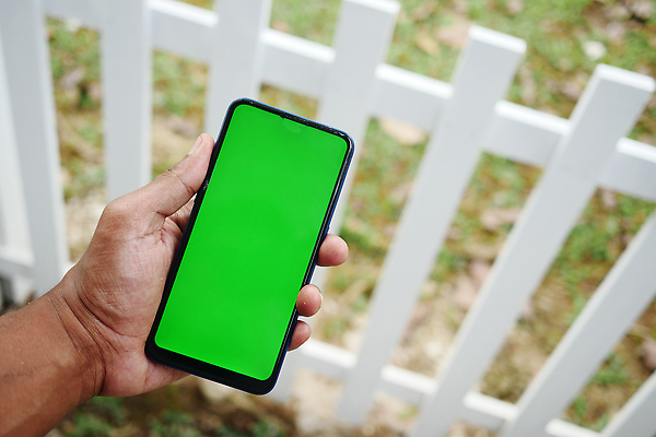 포토 JPG 해외이미지 손 공원 통신 모바일 사람없음 스마트폰 디지털 스크린 터치 잡기 소셜 채팅 목업 크로마키 해외202309 해외포토 공공시설 모션 신체부위 핸드폰 스마트기기 파일형식