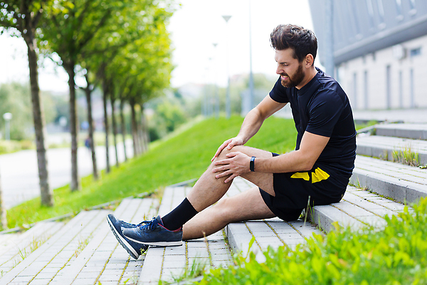 포토 JPG 해외이미지 웰빙 스포츠 신체 자연 근육 수염 뼈 건강 한명 사람 성인 야외 달리기 조깅 운동 활발 고통 슬픔 찡그림 질병 상처 은퇴 사건 연습 무릎 문제 발목 달리기선수 부담 심각 양발 카피스페이스 해외202309 해외포토 1 감정 컨셉 의학 모션 발 표정 신체부위 공백 생태계 육상선수 파일형식
