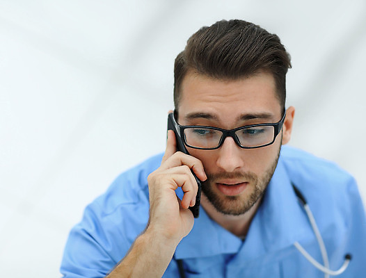 포토 JPG 해외이미지 직업 1 남자 행복 중년 백그라운드 유니폼 통신 모바일 실내 건강 병원 말하기 대화 한명 사람 성인 치료 스마트폰 핸드폰 사무실 약 우주 외침 환자 의사 잡기 업무 자신감 전화기 부름 돌봄 해외202309 해외포토 옷 감정 비즈니스 의학 모션 내부 전자제품 스마트기기 소리 의료진 작업 파일형식