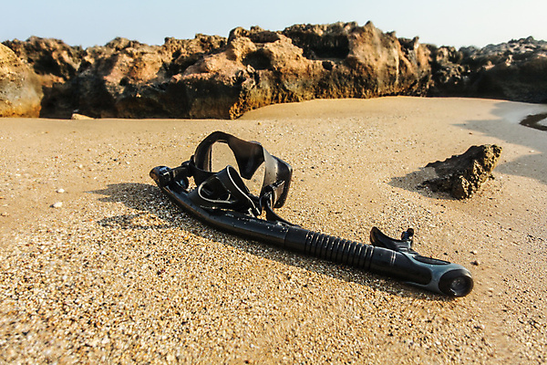 포토 JPG 해외이미지 모래 스포츠 파도 바다 여행 백그라운드 자연 하늘 휴가 고글 가면 취미 사람없음 물 파란색 세트 여행객 수중 수영 장비 젖음 탐험 스노클링 떨어짐 플라스틱 오브젝트 다이빙 튜브 고무 기어 거짓말 해외202309 해외포토 자연요소 컬러 컨셉 재질 사람 수상스포츠 생태계 수중스포츠 파일형식