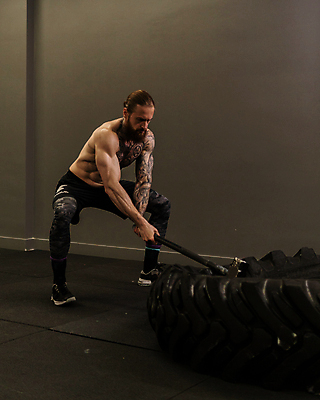 포토 JPG 해외이미지 백인 라이프스타일 남자 도로 스포츠 신체 근육 건강 한명 성인 건물 운동복 운동 힘 장비 기차 에너지 바퀴 망치 보디빌딩 보디빌더 집중 연습 클럽 체육관 근육질 타이어 썰매 노력 무거움 교체 때리기 스트라이크 이두근 해외202309 해외포토 서양인 1 건축물 옷 길 육상교통 컨셉 교통시설 모션 대중교통 사람 생활 헬스 공구 무게 몸매 파일형식