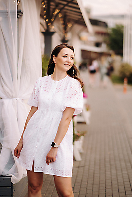 포토 JPG 해외이미지 응시 원피스 여자 거리 한명 상반신 성인 야외 커튼 성인여자한명만 해외202309 해외포토 1 시선 옷 사람 여자한명만 성인여자만 파일형식