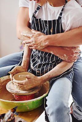 포토 JPG 해외이미지 커플 여자 남자 함께함 앉기 상반신 성인 취미 두명 옆모습 도자기 도자기공예 만들기 감싸기 성인만 공예도구 해외202309 해외포토 뷰포인트 컨셉 관계 모션 사람 도구 공예 파일형식