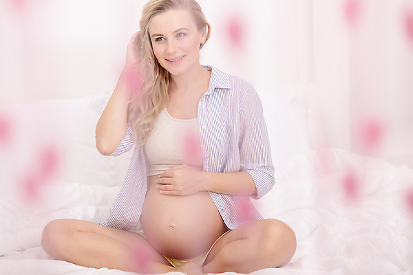 포토 JPG 해외이미지 라이프스타일 여자 행복 어린이 분홍색 가족 침구 엄마 새로움 주택 실내 건강 관리 사랑 한명 사람 성인 뷰티 희망 임산부 임신 터치 덮개 흰색 침대 아기 예측 돌봄 취침시간 쓰다듬기 해외202309 해외포토 1 감정 컬러 가구 컨셉 관계 모션 내부 건물 생활 뚜껑 파일형식