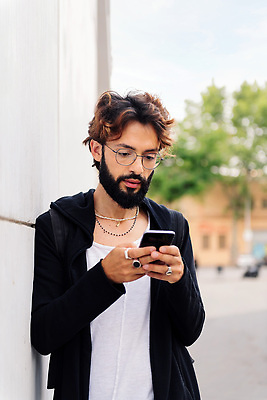 포토 JPG 해외이미지 1 학생 라이프스타일 남자 벽 통신 모바일 수염 한명 사람 성인 세로 스마트폰 독서 유행 기댐 흰색 타이핑 도시 메시지 연결 시원함 전화기 동성애자 스타일 힙스터 카피스페이스 해외202309 해외포토 패션 컬러 모션 생활 핸드폰 스마트기기 공백 파일형식 성소수자