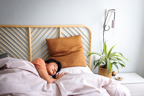 포토 JPG 해외이미지 라이프스타일 여자 행복 베개 아침 휴식 주택 실내 건강 피곤 한명 사람 동양인 눕기 쌓기 평화 중국 침실 꿈 방 침대 램프 잠 담요 낮잠 거짓말 취침시간 안락 해외202309 해외포토 주간 1 감정 아시아 가구 컨셉 침구 모션 조명 인종 내부 건물 생활 파일형식