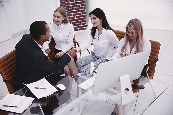 포토 JPG 해외이미지 직업 남자 행복 백그라운드 컨셉 회사 비즈니스 통신 성공 협력 악수 함께함 실내 사람 정장 여러명 친구 사무실 판매 믿음 우정 거래 인사 업무 비즈니스맨 비즈니스우먼 닫기 계약 사인 만족 상업 환영 떨림 동의 지원 콜라보레이션 해외202309 해외포토 옷 여자 감정 다수 관계 모션 손짓 내부 예절 작업 직장인 파일형식