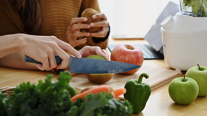 포토 JPG 해외이미지 손 여자 남자 단면 피망 키위 동양인 상반신 성인 두명 신체부위 태블릿 당근 사과 자르기 믹서 식칼 풋사과 건강식 나무도마 성인만 식단관리 해외202309 해외포토 음식 채소 과일 모션 주방용품 뿌리채소 도마 사람 인종 목재 전자제품 스마트기기 파일형식