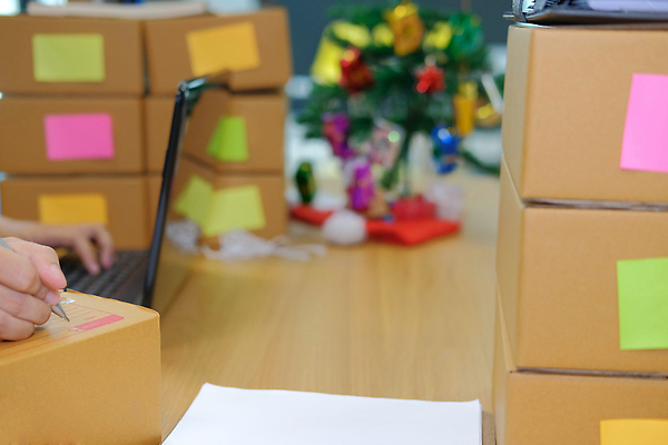 포토 JPG 해외이미지 손 종이 신체부위 노트북 상자 크리스마스트리 펜 메모지 책상 준비 분류 해외202309 해외포토 가구 크리스마스 사람 전자제품 필기구 사무용품 파일형식