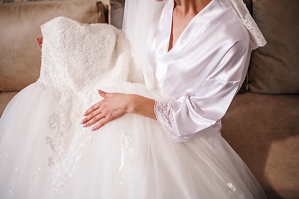 포토 JPG 해외이미지 여자 신부 웨딩드레스 결혼 결혼식 한명 들기 앉기 상반신 성인 소파 축하 준비 성인여자한명만 해외202309 해외포토 1 드레스 컨셉 의자 모션 사람 이벤트 여자한명만 성인여자만 파일형식