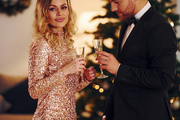 포토 JPG 해외이미지 서양인 원피스 여자 남자 실내 들기 정장 상반신 성인 두명 옆모습 파티 샴페인 연말 성인만 해외202309 해외포토 외국인 옷 뷰포인트 모션 주류 사람 이벤트 내부 파일형식