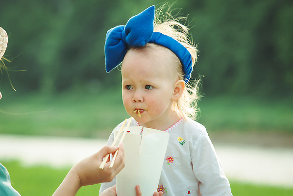 포토 JPG 해외이미지 백인 전통 접시 여자 행복 아시아 음식 채소 젓가락 태국 자연 밥 거리 건강 요리 한명 사람 동양인 야외 친구 뷰티 식사 저녁식사 중국 일몰 기쁨 흰색 사발 먹기 국수 밀짚 점심식사 이국적 채식주의자 맛있는 해외202309 해외포토 서양인 1 식기 감정 나라 컬러 관계 모션 수저 인종 노을 면류 사기그릇 짚 생태계 채식 파일형식