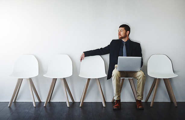 포토 JPG 해외이미지 전신 응시 남자 의자 비즈니스 무표정 한명 앉기 성인 노트북 성인남자한명만 해외202309 해외포토 1 시선 감정 가구 모션 표정 사람 전자제품 남자한명만 성인남자만 파일형식