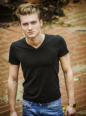 포토 JPG 해외이미지 백인 모델 1 라이프스타일 옷 남자 셔츠 거리 한명 미소 사람 성인 야외 파란색 금발 뷰티 유행 검은색 재킷 흰색 표현 도시 자신감 가죽 스마트 역동적 심각 스타일 해외202309 해외포토 서양인 헤어스타일 감정 컬러 컨셉 상의 표정 생활 외투 파일형식