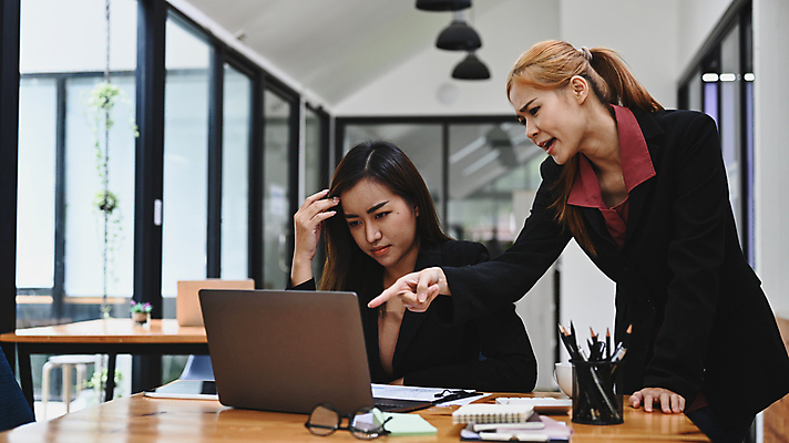 포토 JPG 해외이미지 여자 안경 서기 앉기 상반신 성인 두명 앞모습 노트북 사무실 공책 기댐 비즈니스우먼 꾸지람 스마트 책상 성인여자만 해외202309 해외포토 잡화 뷰포인트 가구 컨셉 비즈니스 모션 문구용품 사람 전자제품 직장인 체벌 여자만 성인만 파일형식