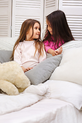 포토 JPG 해외이미지 여자 어린이 베개 상반신 두명 친구 마주보기 곰인형 침실 이불 침대 파자마파티 소녀만 해외202309 해외포토 인형 가구 관계 침구 모션 사람 파티 여자만 어린이만 파일형식